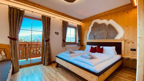 比绍夫斯霍芬Bio Alpenhof Rostatt的一间卧室设有一张大床和大窗户