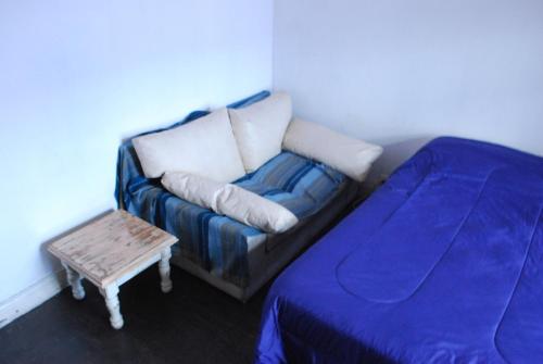 布宜诺斯艾利斯Lunfardo Boquense的客厅配有沙发和桌子