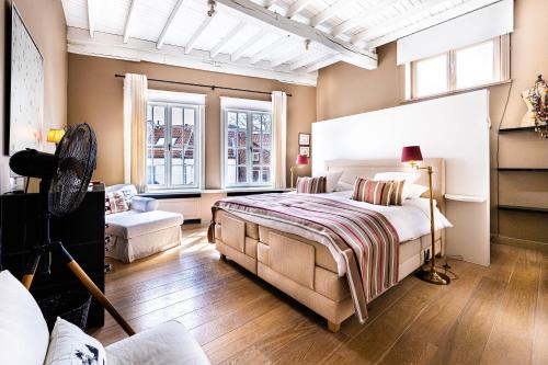 布鲁日Maison Amodio的一间卧室设有一张床和一个大窗户
