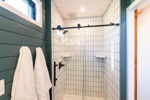 BellmeadThe Meadows Shipping Container Home的浴室设有白色瓷砖淋浴。