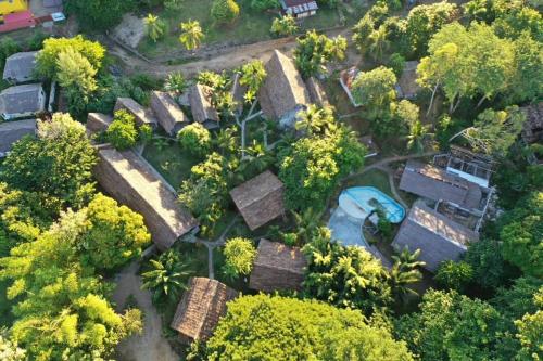 DzamandzarKintana Hotel SPA的享有树木和房屋的村庄的顶部景色
