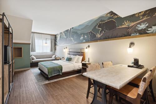 鸽子谷Dollywood's HeartSong Lodge & Resort的酒店客房配有一张床铺和一张桌子。