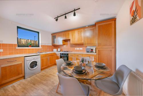 阿伯丁Riverside Drive Apartment - Grampian Lettings Ltd的厨房配有桌椅