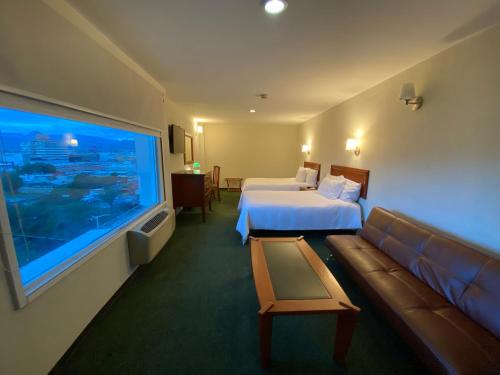 莱昂Hotel Enterprise Inn Poliforum的酒店客房设有一张床和一个大窗户