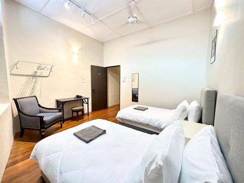 乔治市Madras Inn 58-1的酒店客房配有两张床和一张书桌