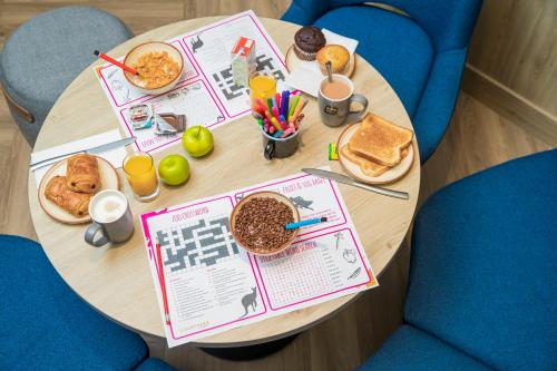 因弗内斯Courtyard by Marriott Inverness Airport的一张小桌子,上面有早餐食品