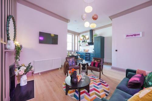 布里斯托The Half Angel - 1 Bedroom Apartment in Central Bristol by Mint Stays的客厅配有沙发和桌子