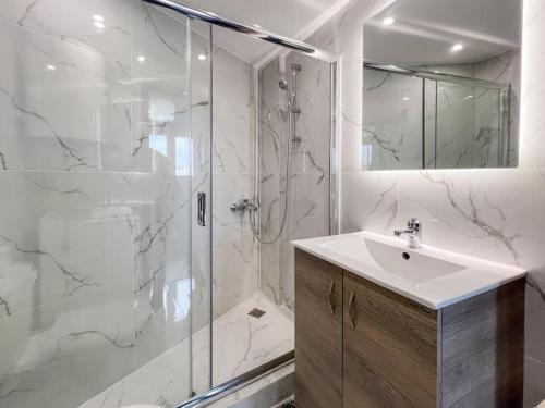 雅典Gladiolus ANhome Premium Selections的一间带水槽和玻璃淋浴的浴室