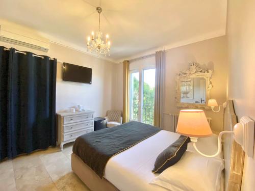 圣雷米普罗旺斯阳光Spa酒店的一间卧室配有一张床、镜子和窗户