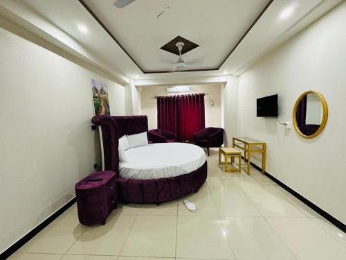 伊斯兰堡WE hotels Islamabad的酒店客房,配有床和镜子