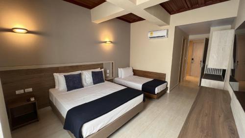 圣安德烈斯On Vacation Caribbean的酒店客房设有两张床和窗户。