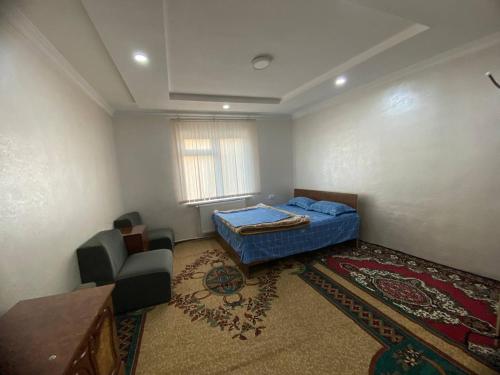 撒马尔罕Apartment Registan的配有床、沙发和椅子的房间