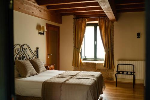 诺盖拉德拉姆阿尔玛利兹官员乡村酒店的一间卧室设有一张床和一个大窗户