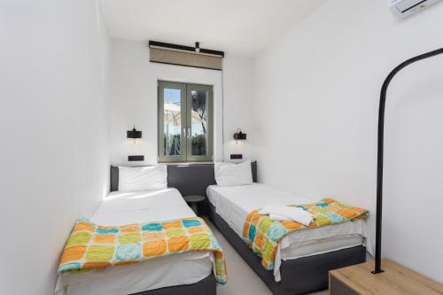 Xirón KhoríonVilla Michalis的一间卧室设有两张床和窗户。
