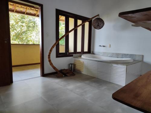 莫罗圣保罗Casa Melhor Vista do Morro的一间带浴缸和水槽的浴室