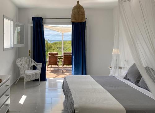 米乔尔海滩Voga Mari - Astbury Formentera的一间卧室配有一张床,享有庭院的景色