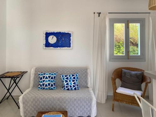 米乔尔海滩Voga Mari - Astbury Formentera的客厅配有沙发和墙上的时钟