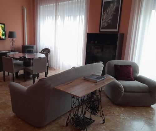 瓦斯托Lo Studio del Pittore的客厅配有沙发和桌子