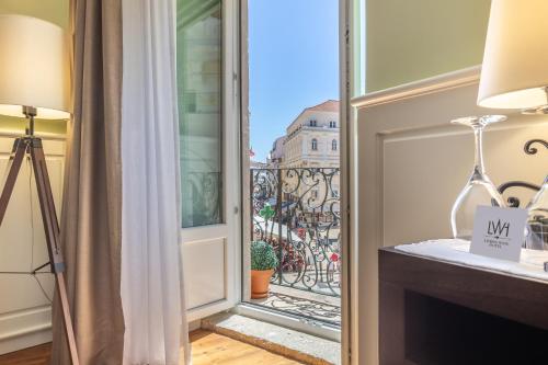 里斯本里斯本葡萄酒酒店的带窗户的客房设有阳台,享有风景。