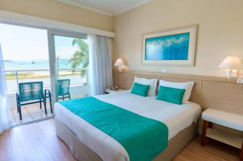 弗洛里亚诺波利斯哥斯达诺特彭塔卡纳斯酒店的酒店客房设有一张床,享有海景。