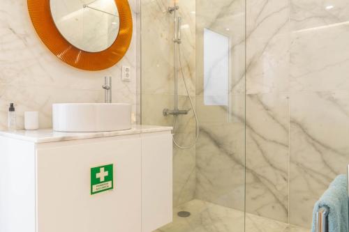 圣罗克Forno da Cal Sea House的带淋浴、水槽和镜子的浴室