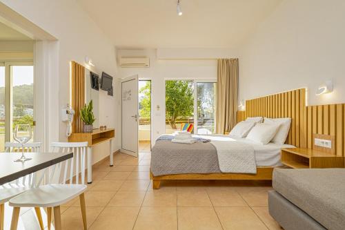 加藤-达拉特索狄奥村公寓的一间卧室设有一张床和一间客厅。