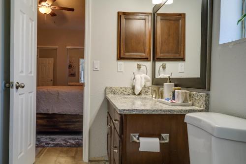 埃尔帕索Pet-Friendly El Paso Retreat 20 Mi to Downtown!的一间带水槽和镜子的浴室以及一张床