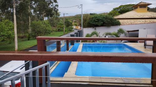 圣若昂-达巴拉Pousada Ribeirinha的房屋阳台上的游泳池