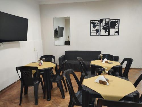 门多萨Houselyon的用餐室配有桌椅和沙发