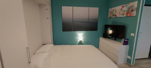 库尼奥L'alloggetto sul Corso的一间卧室配有一张床和一台平面电视