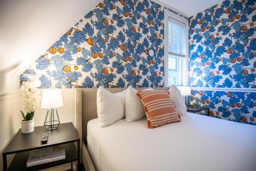 巴港Hearthside Inn的一间卧室配有蓝色和橙色壁纸的床