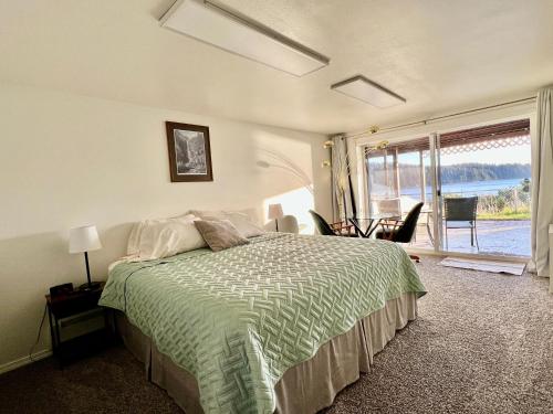 科迪亚克The State Room - Cliffside, Ocean Views的一间卧室设有一张床和一个大窗户