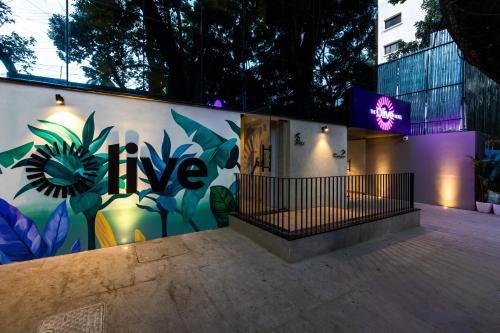 班加罗尔Olive Indiranagar 100ft Road - by Embassy Group的墙上挂着鲜花