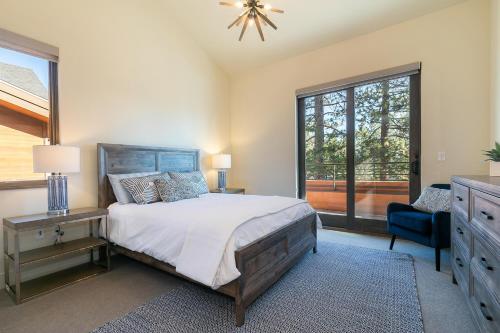 水晶湾Crystal Bay Penthouse 301的一间卧室配有一张床、一个梳妆台和一扇窗户。