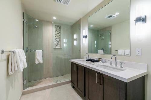 水晶湾Crystal Bay Penthouse 301的一间带水槽和淋浴的浴室