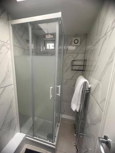 达格纳姆Experience Downing Road Dagenham 2 bedroom Apartment的浴室里设有玻璃门淋浴