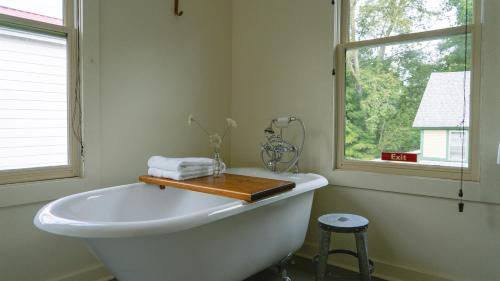 North BranchThe North Branch Inn的带窗户的浴室内的白色浴缸
