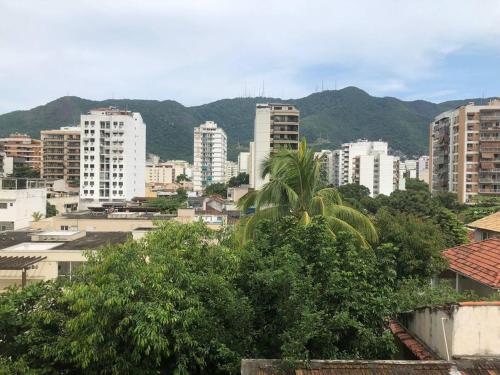 里约热内卢Casa para 4 pessoas RJ - Wiffi 500 mb的享有拥有建筑和树木的城市美景
