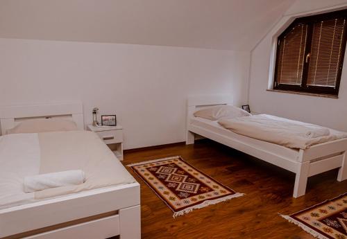 比哈奇Holiday home Avita的白色的客房设有两张床和窗户。