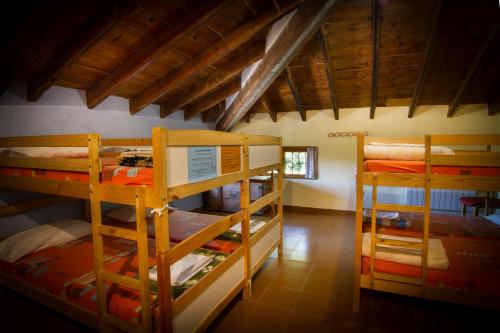 AgresRiera dAgres relax rural grupos的房屋内带三张双层床的房间