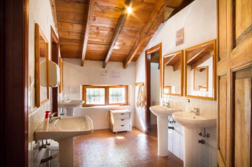AgresRiera dAgres relax rural grupos的浴室设有2个水槽和2面镜子