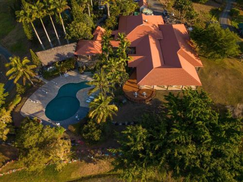 PaïtaRivland Resort的享有带游泳池的别墅的顶部景致