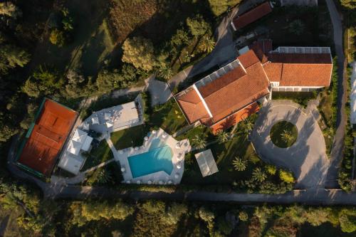 达西亚Nafsika Hotel - Adults Only的享有带游泳池的房屋的空中景致