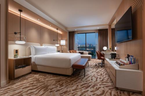 拉斯维加斯Durango Casino & Resort的配有一张床和一张书桌的酒店客房
