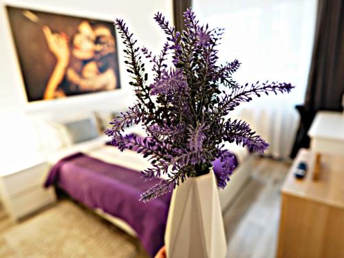 布拉索夫Relaxing Coresi Place的卧室里装满紫色花的花瓶