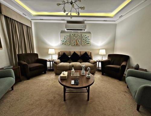 MadinatyThe Arabella House - Madinaty的客厅配有沙发和桌椅