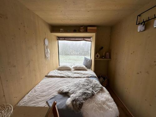 Moravský BerounPosed v Moravském Berouně的一个小房间的一个床位,设有窗户