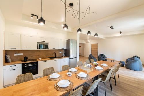 斯克拉斯卡波伦巴Balasana - dom na wyłączność的厨房以及带木桌和椅子的用餐室。