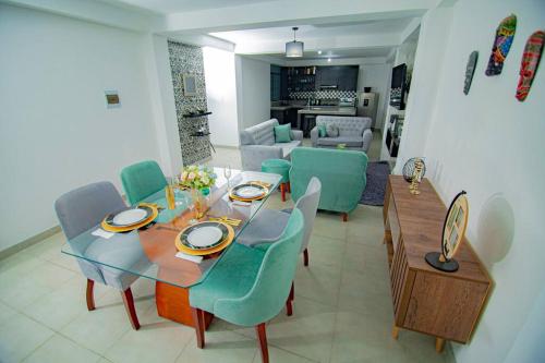 塔克纳Moderno y acogedor departamento的客厅配有餐桌和椅子