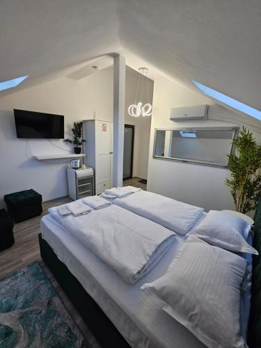 普洛耶什蒂PERFECT VILLA Ploiesti的一间卧室配有一张带白色床单的大床